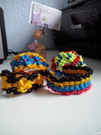 Estas pulseras indias son de nudos, y estan muy elaboradas, no se aprecia muy bien en la foto su dificultad, su cierre es corredero, y su precio es de 3,50 euros cada una, hay mas modelos que ya ire poniendo.